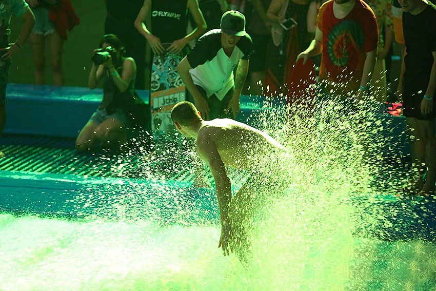 来看看超酷炫超大型的室内冲浪模拟器!