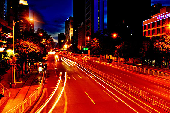 这个城市的车水马龙,车行过,在他人的相机里留下长长的灯光线;我行过,是否在他人的记忆里也能留我的身影...