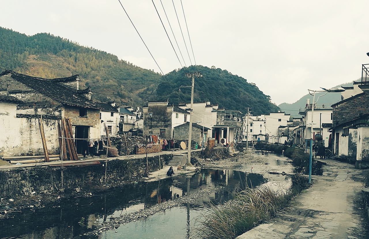 《小桥流水人家》