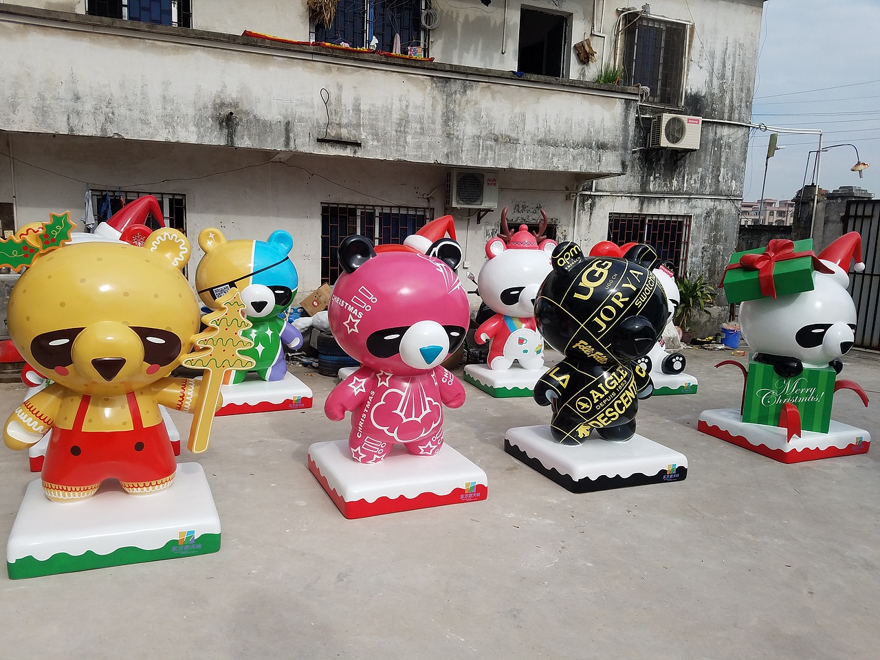 商场活动IP节日萌萌风格装饰摆件玻璃钢彩绘卡通熊雕塑