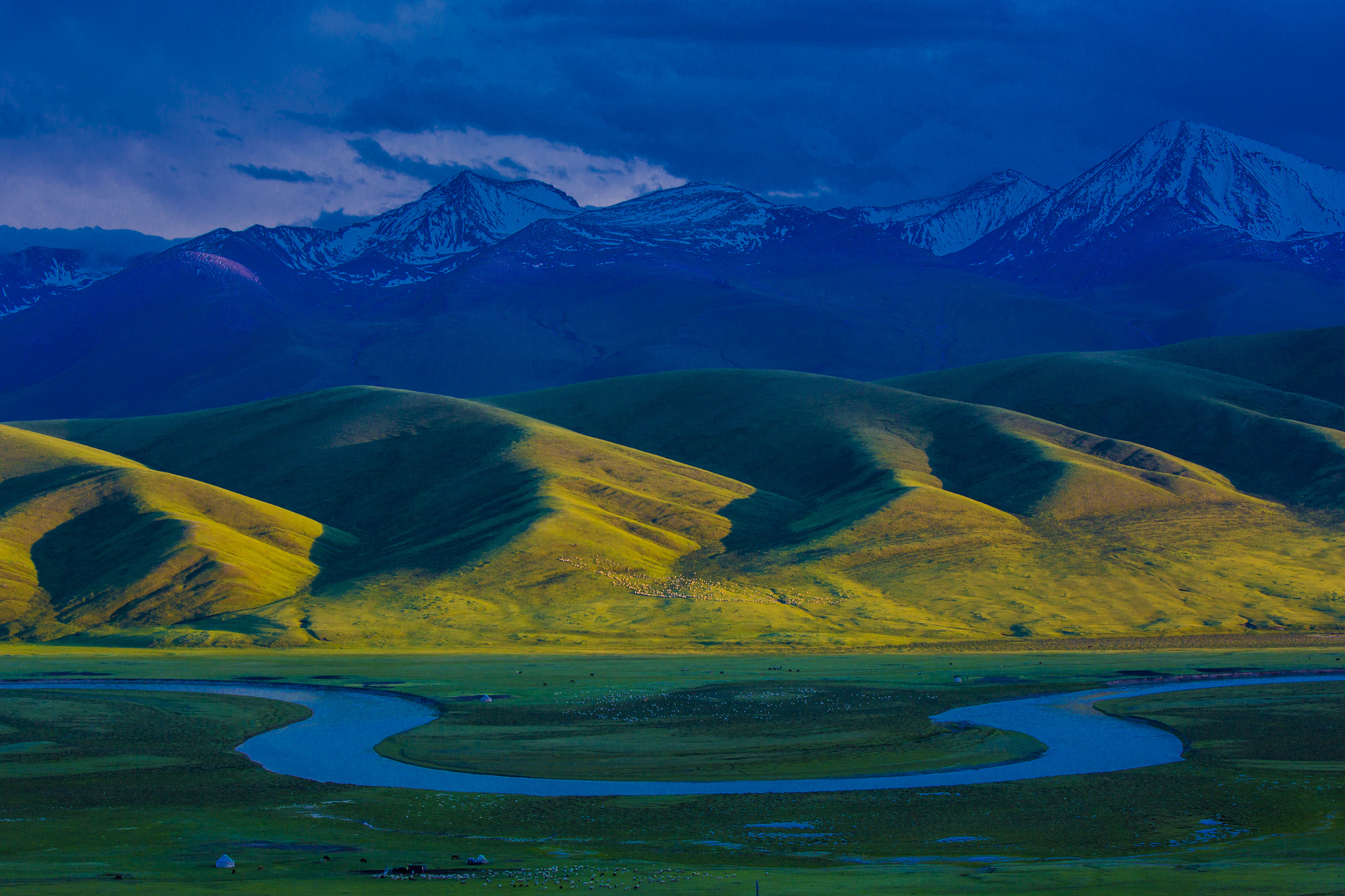 中国新疆喀纳斯河木村的河流照片摄影图片_ID:150473777-Veer图库