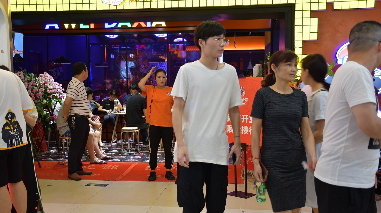 阿味大虾火锅连锁餐饮旗舰店实景拍摄 - 连锁加盟品牌（图ZMTcyNDkwMTQ0） - 人像摄影 - 站酷设计师英皇视觉原创素材 - 站酷ZCOOL