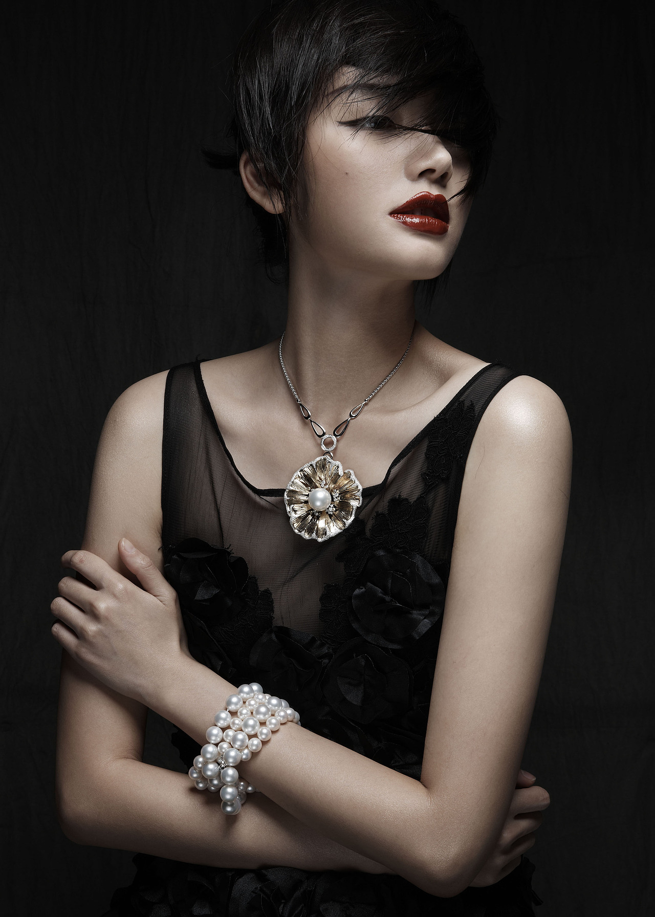 一个珠宝杂志片