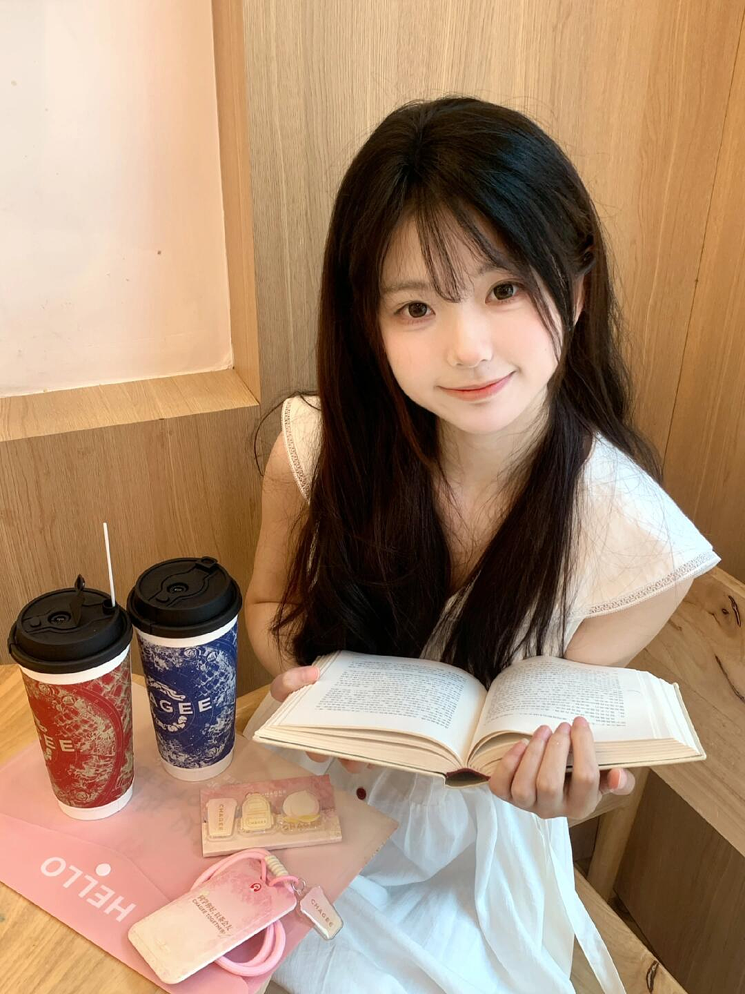 最新一组霸王茶姬拍照模板 可自行提供照片来P图