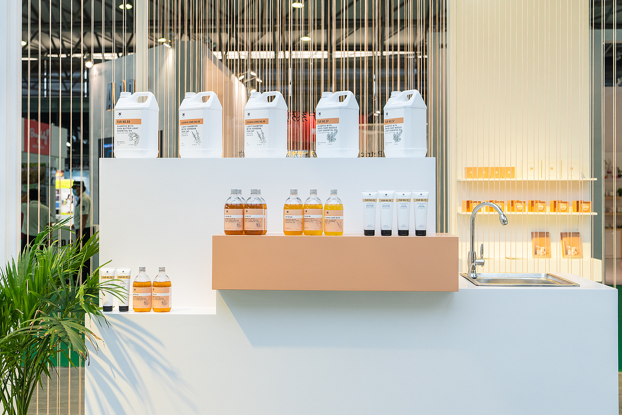 材料区与产品区一体,采用亚透明克力吊挂,通透明确,洽谈区墨绿色椅子视觉划分其他区域