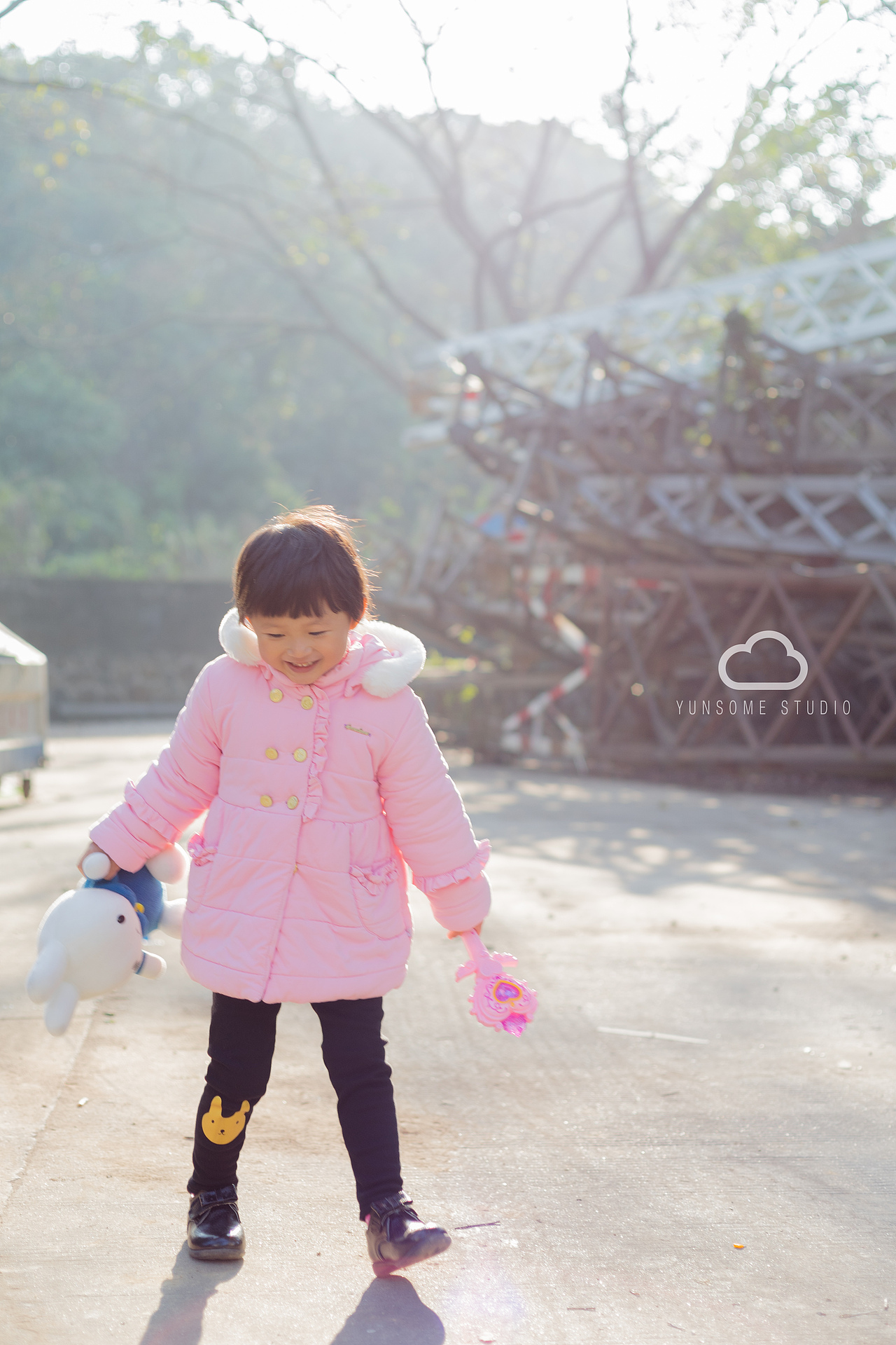 洒满晨光的街（图ZNjc3MjM1NzI=） - 人像摄影 - 站酷设计师yunsome原创素材 - 站酷ZCOOL