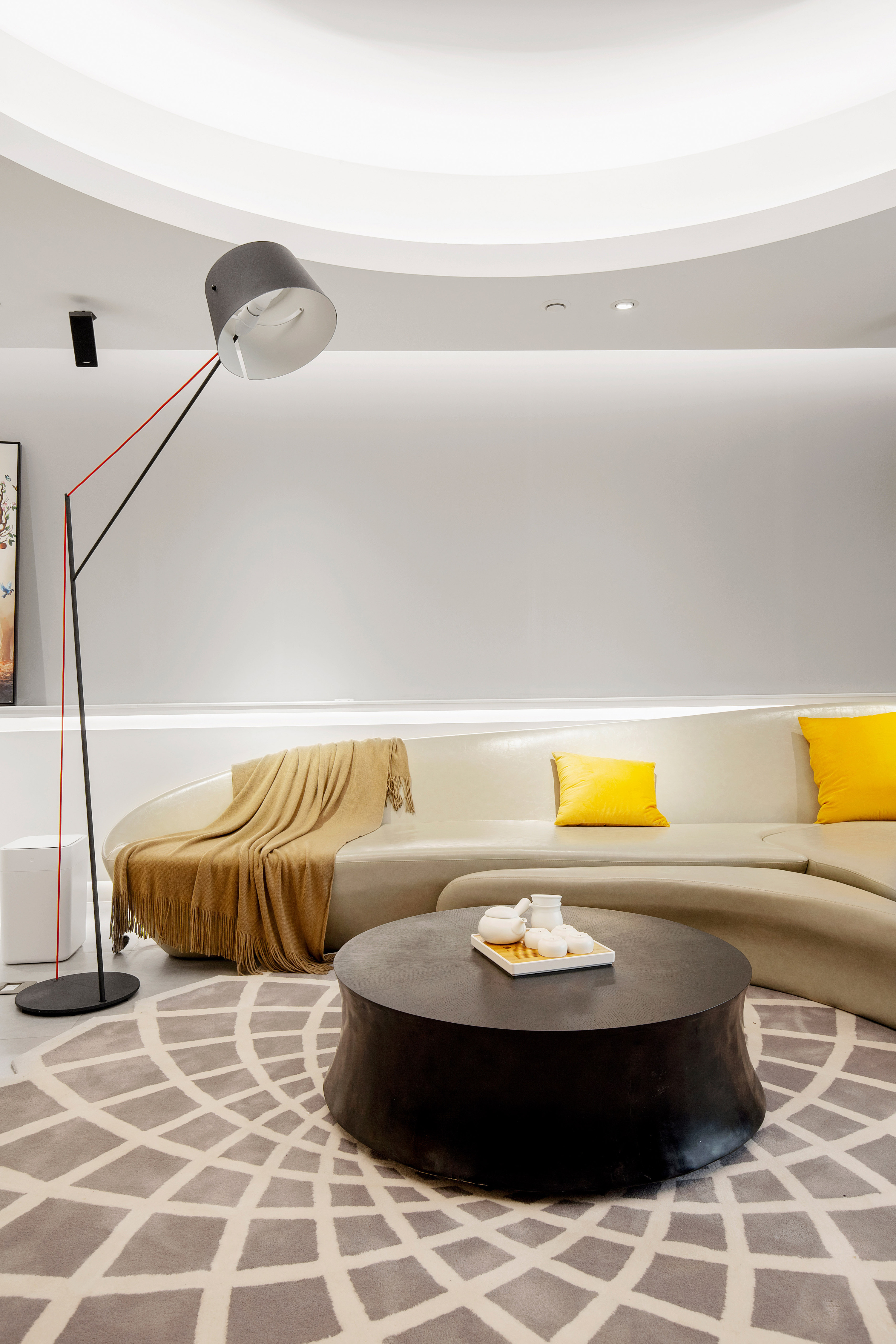 客厅墙体不规则,一条曲线来解决!