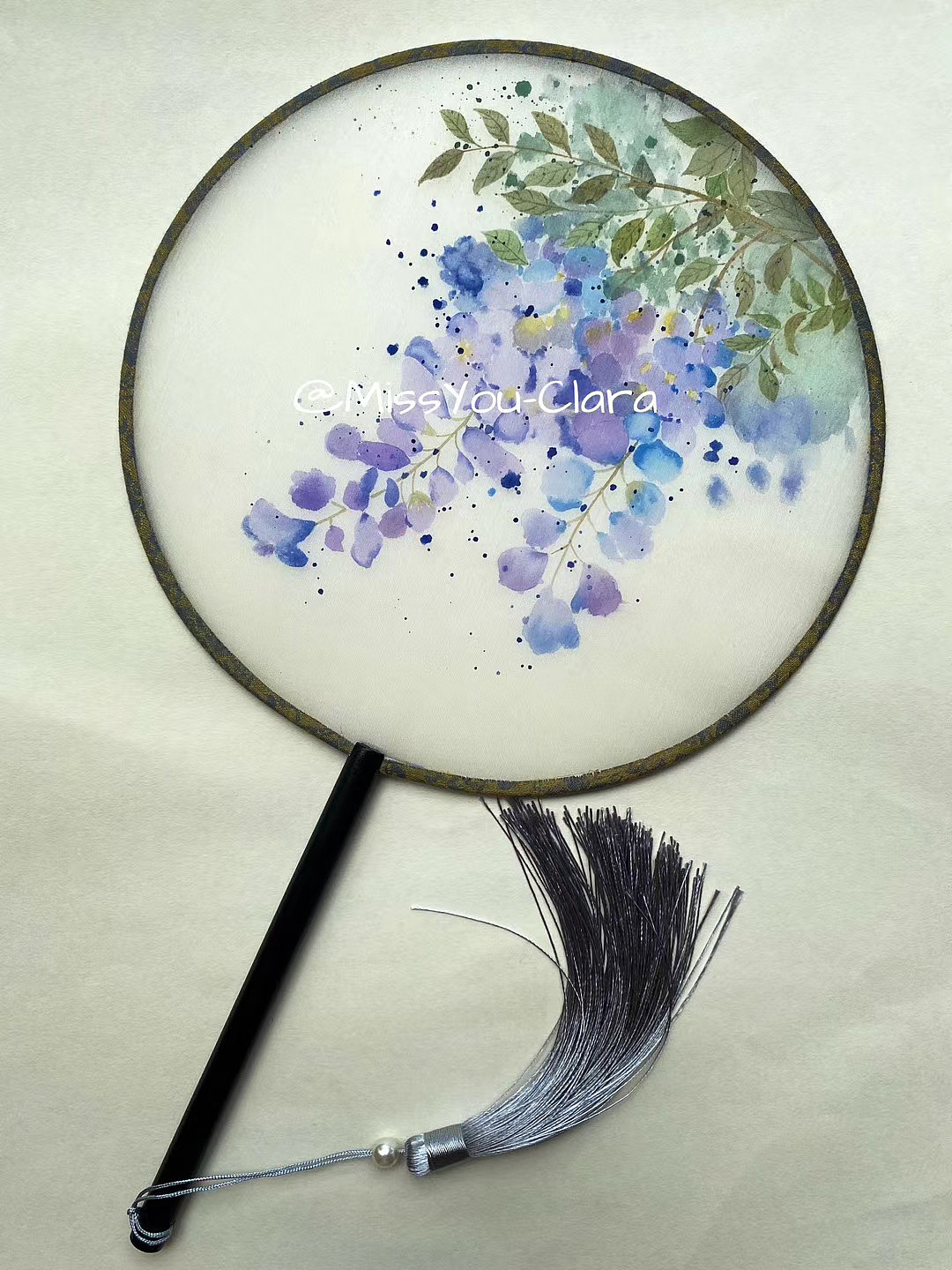 紫藤花(真丝团扇) br> br>每次看到这个扇面,心情会变得平静. br>