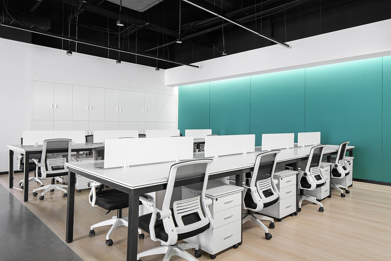 大工位区采用绿色系区别开空间,选择了令人愉快的色彩.