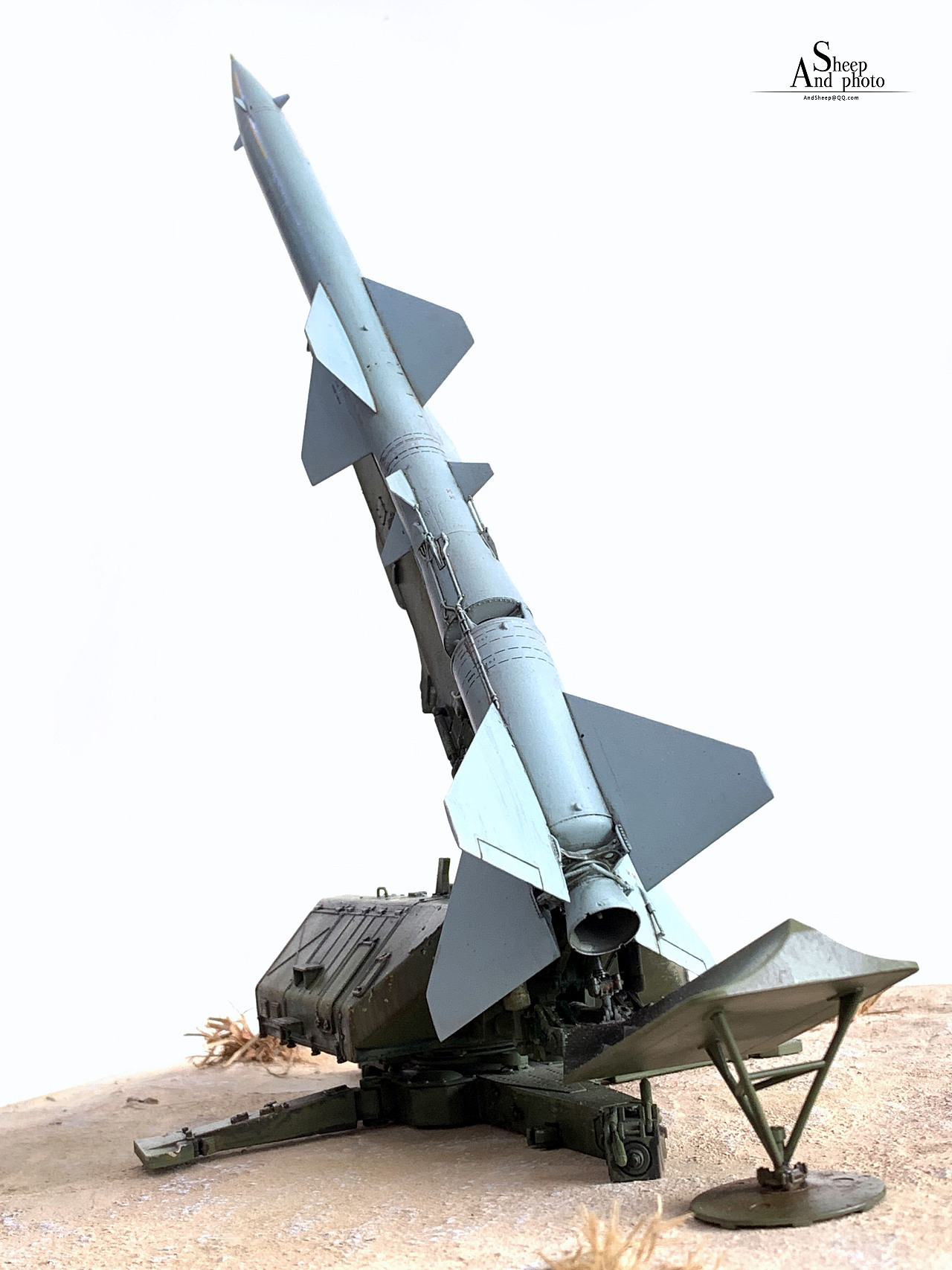 中国pla红旗2防空导弹发射架戈壁