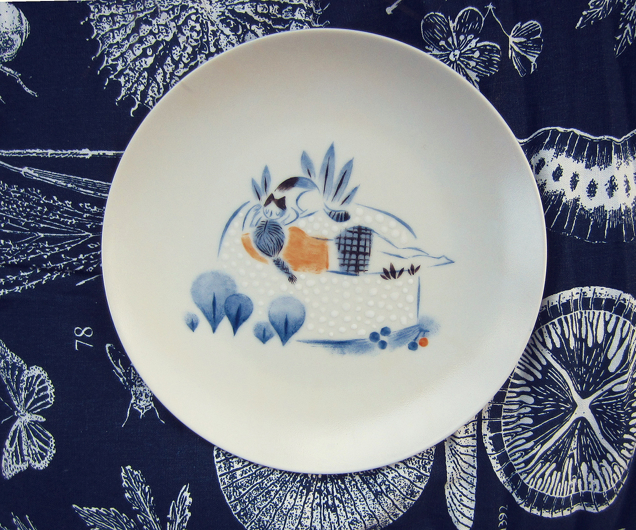 瓷盘彩绘猫寿司釉上新彩