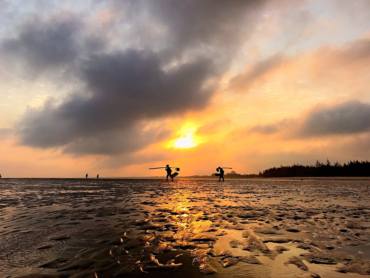 《夕陽餘暉下趁海人》（图ZMTEyMzY3NjMy） - 人文/纪实摄影 - 站酷设计师歸零_開始原创素材 - 站酷ZCOOL