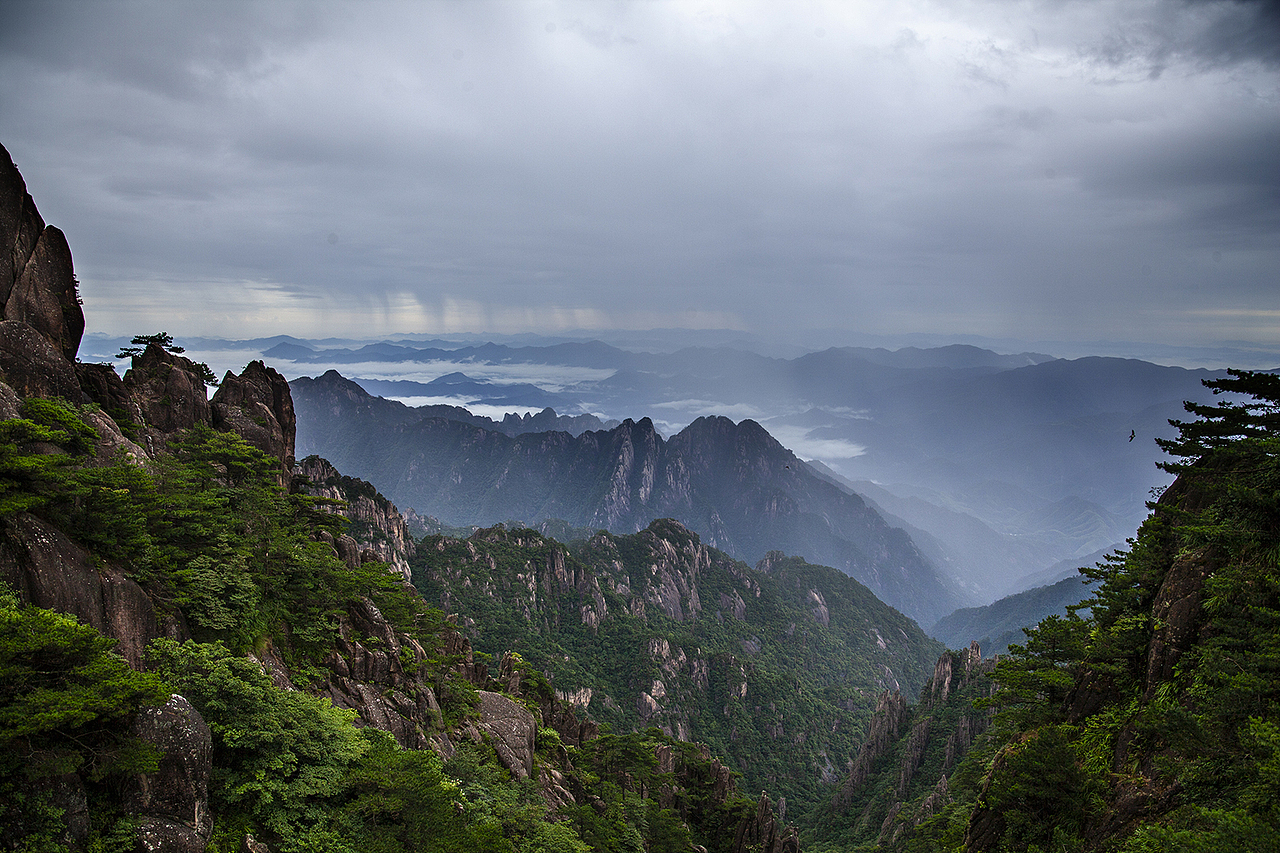 黄山光明顶远眺云海