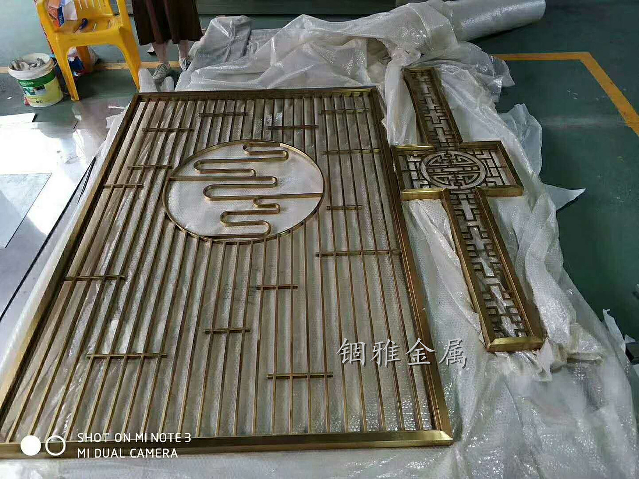 黒钛拉丝不锈钢屏风,给人产生一种宁静的美