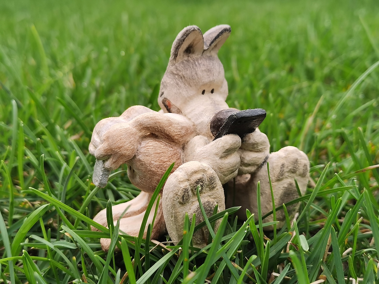 创意木雕“手机狂热”——当动物们也玩起了手机