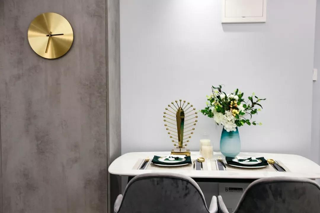 小而精致的二人餐厅。精致餐具,摆件,还有旁边柜子上的金色挂钟,不家鲜花,让用餐空间变得充满生活的仪式感。