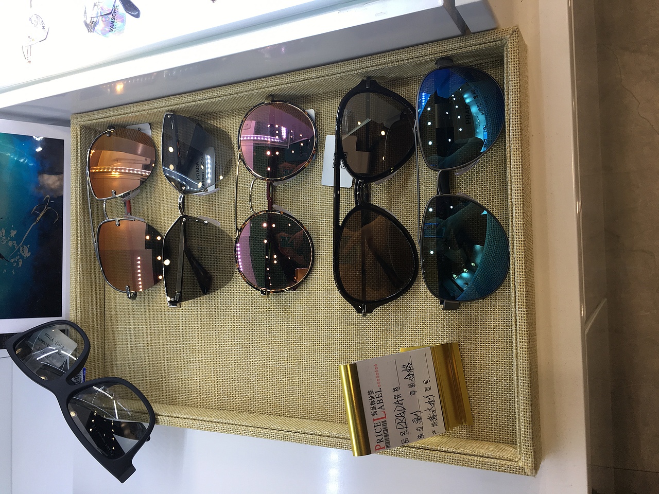 眼鏡店裝修/慕梓眼鏡店裝修設(shè)計(jì)/時(shí)尚商場(chǎng)店/眼鏡陳列（圖ZMjMzMTgzNzE2） - 展陳設(shè)計(jì) - 站酷設(shè)計(jì)師sxipeng原創(chuàng)素材 - 站酷ZCOOL