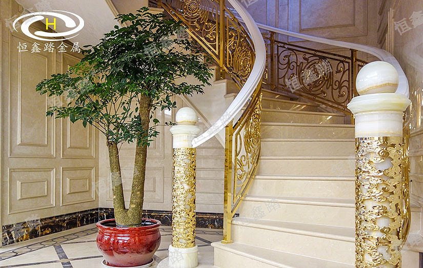 酒店金色铝艺弧形楼梯护栏