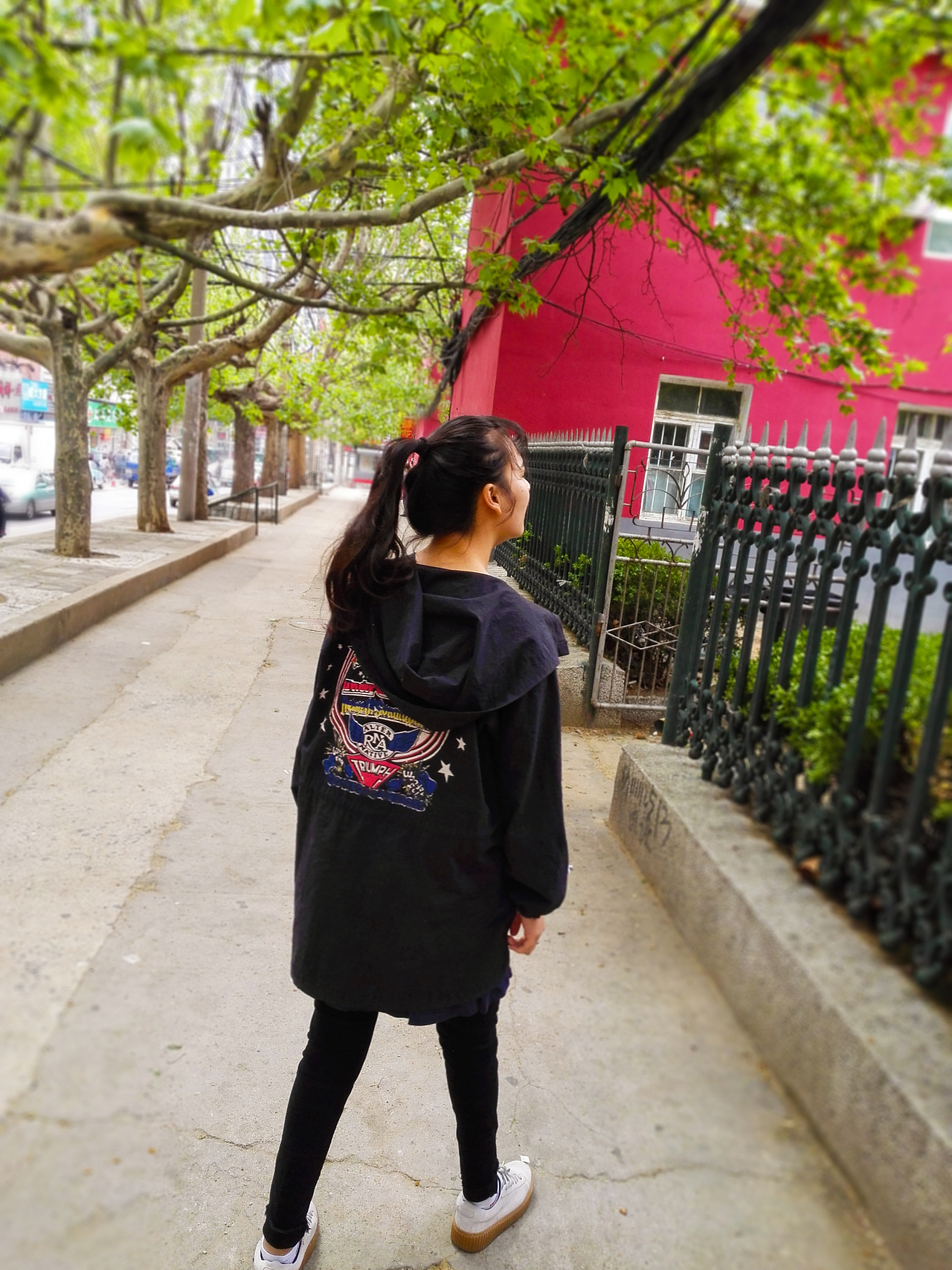 在马栏广场住,这是出发前的一张照片,在马栏北街有一排很可爱的小红房子,对象很喜欢,盯着不动(P)