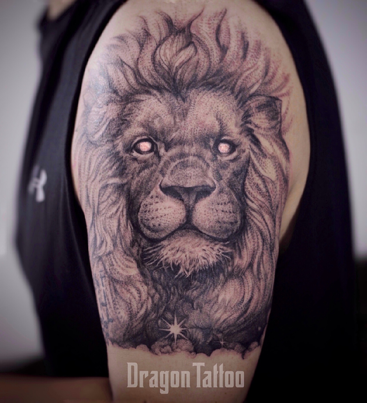 做展览行业的郁先生小臂狮子纹身图案