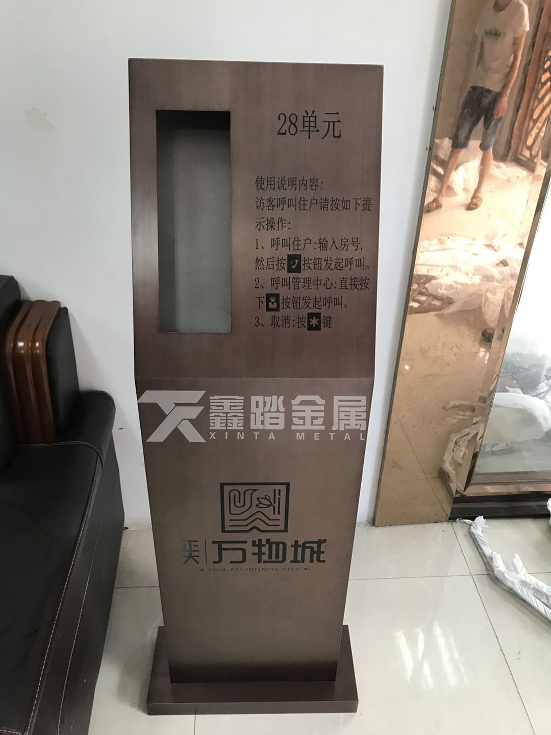 拉丝钛金不锈钢门口机支架 弧形不锈钢门口机立柱定制