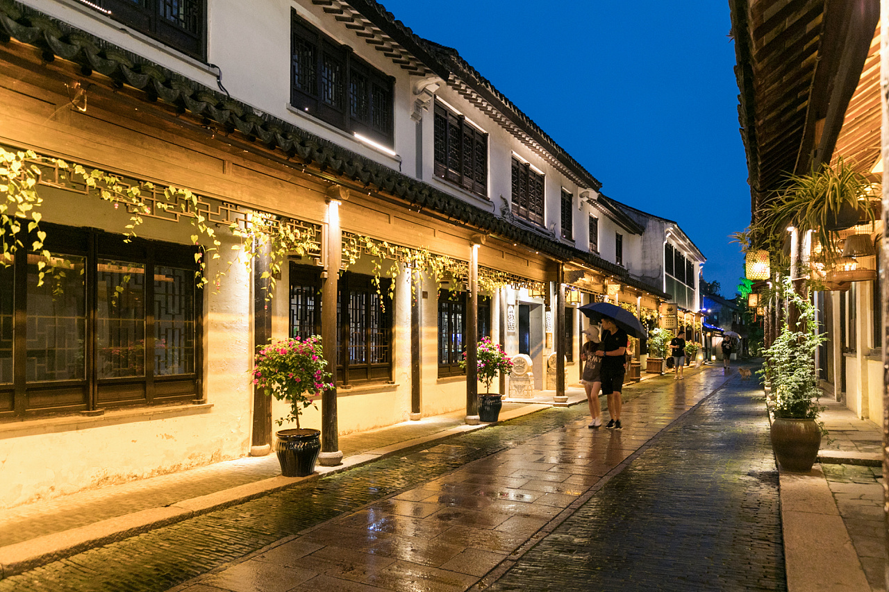 苏州周庄古镇贞丰文化街夜景