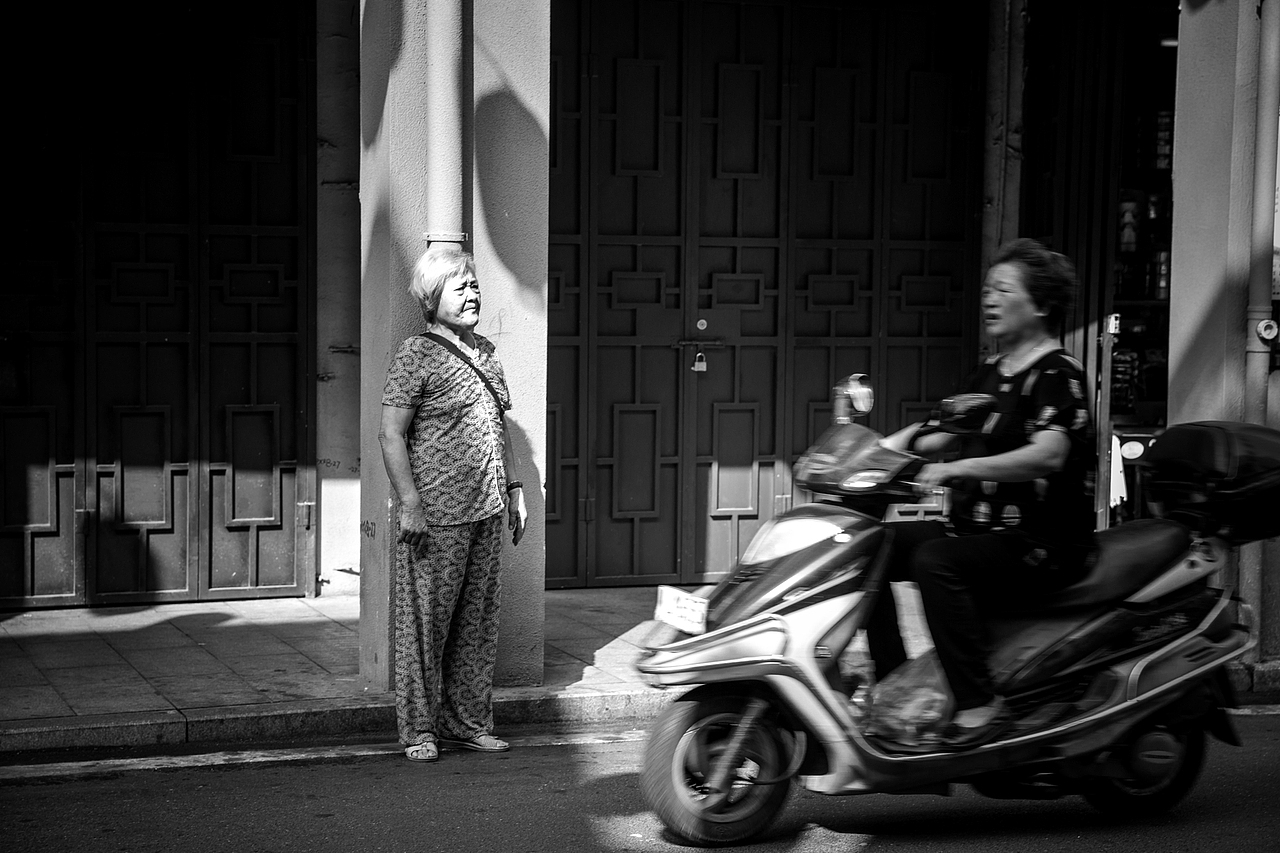 行走于市井（图ZMjM4ODAyNjI0） - 人文/纪实摄影 - 站酷设计师老炮叔叔原创素材 - 站酷ZCOOL