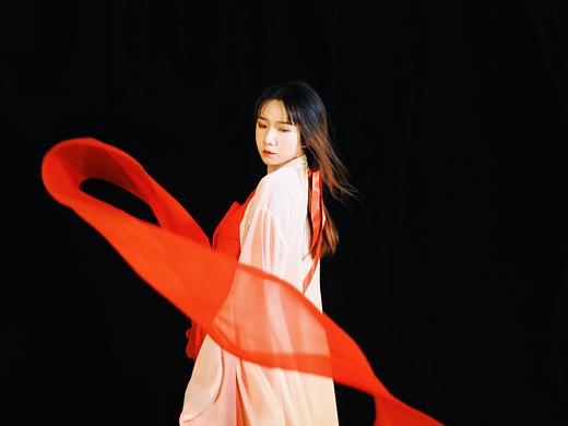 梦中见满眼山花如翡