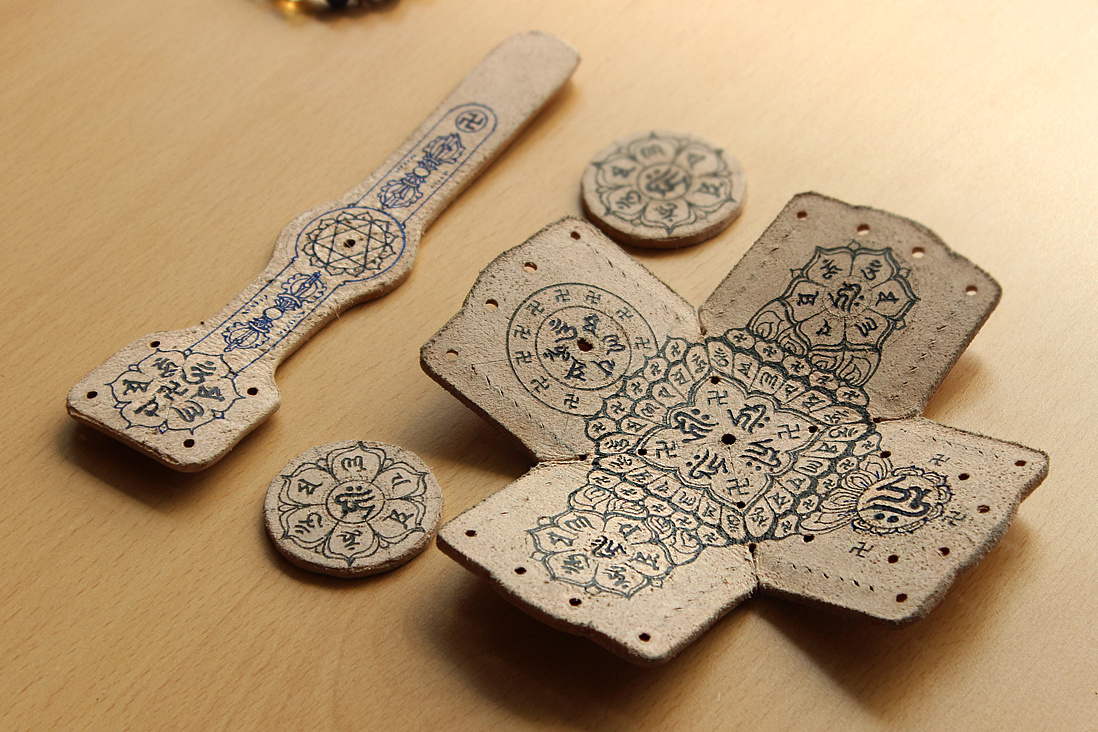 04,背面也画上六字真言和观音大士的梵文:赫利(为了加大,加持效果