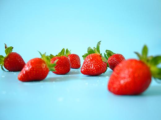 蓝色背景的草莓