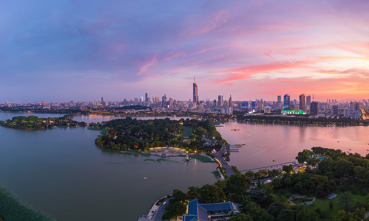 夏季日落时玄武湖上空的晚霞