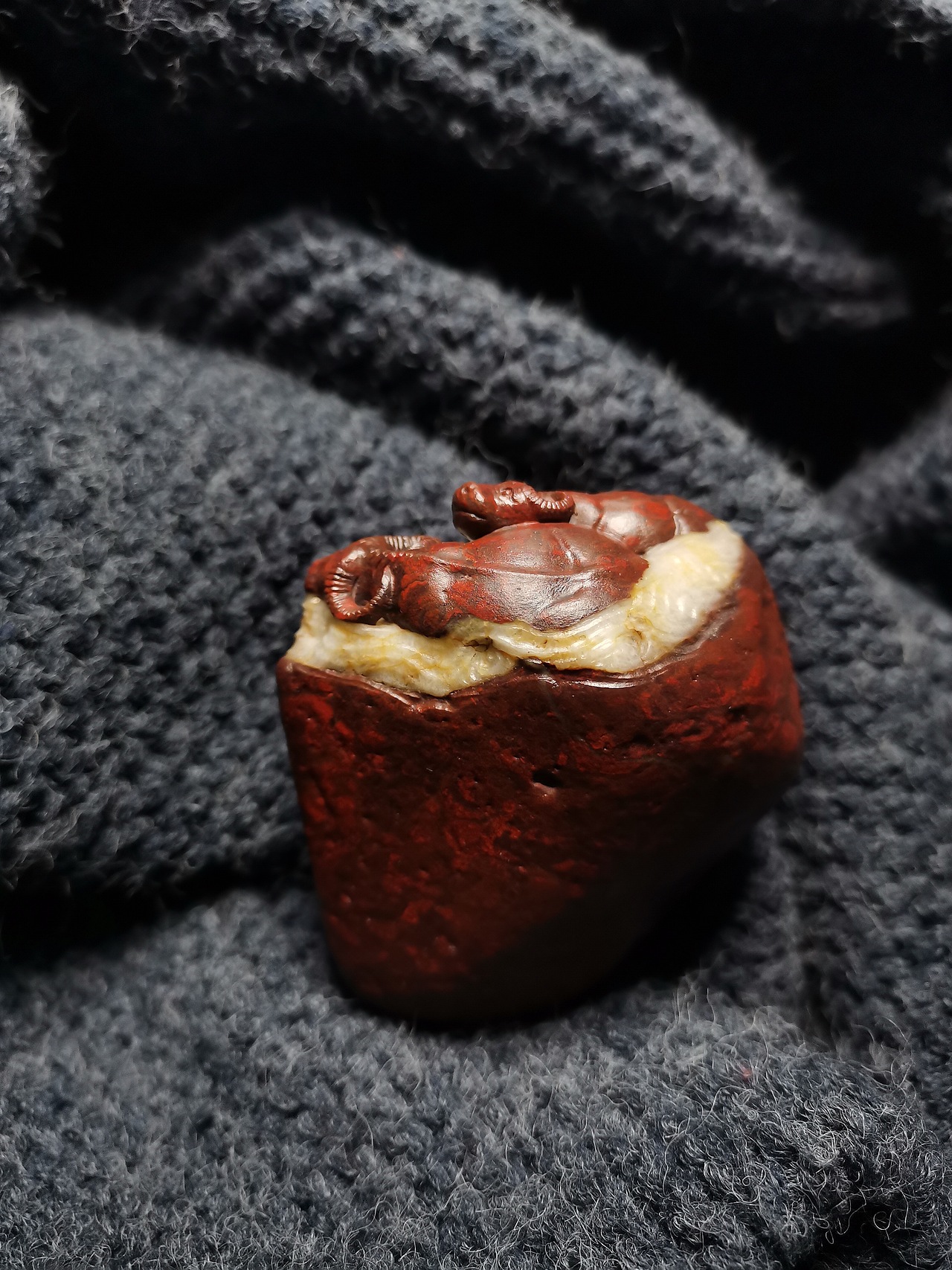 红伊丁石俏色巧雕携子上朝西域玉雕大师许像元玉雕作品
