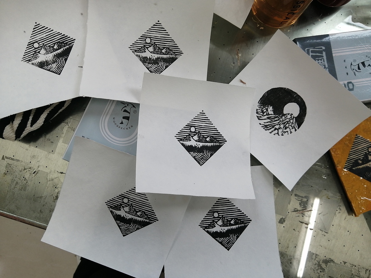 手绘装饰画海报《载影》一本有关纸张的线装书装饰画ip人物形象设计三