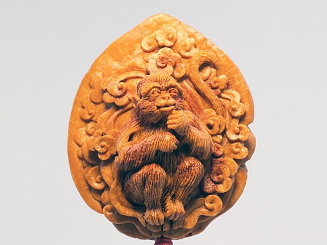 《灵猴》桃核雕刻 