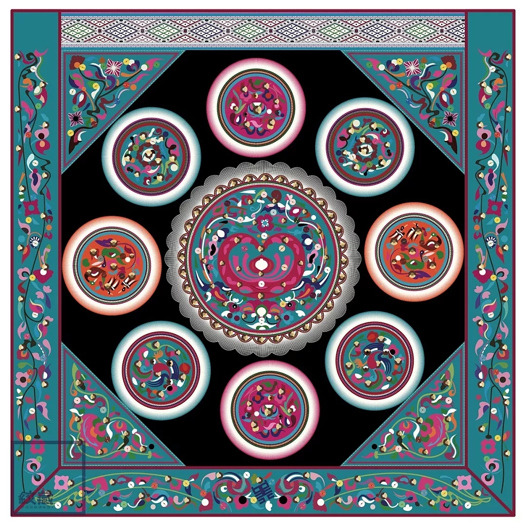 名称:混沌花纹八菜一汤型刺绣背带盖片  编号:dzbd009  民族:侗族