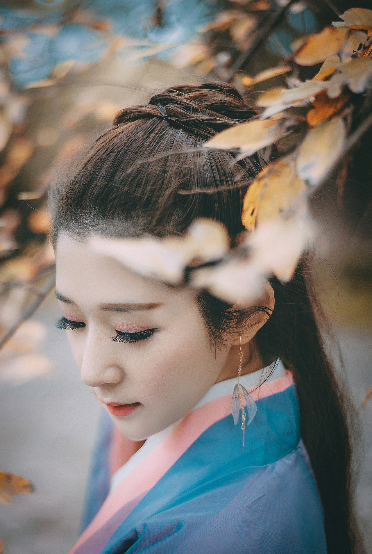 绝代有佳人、幽居空谷中 天寒翠袖薄,日暮倚脩竹