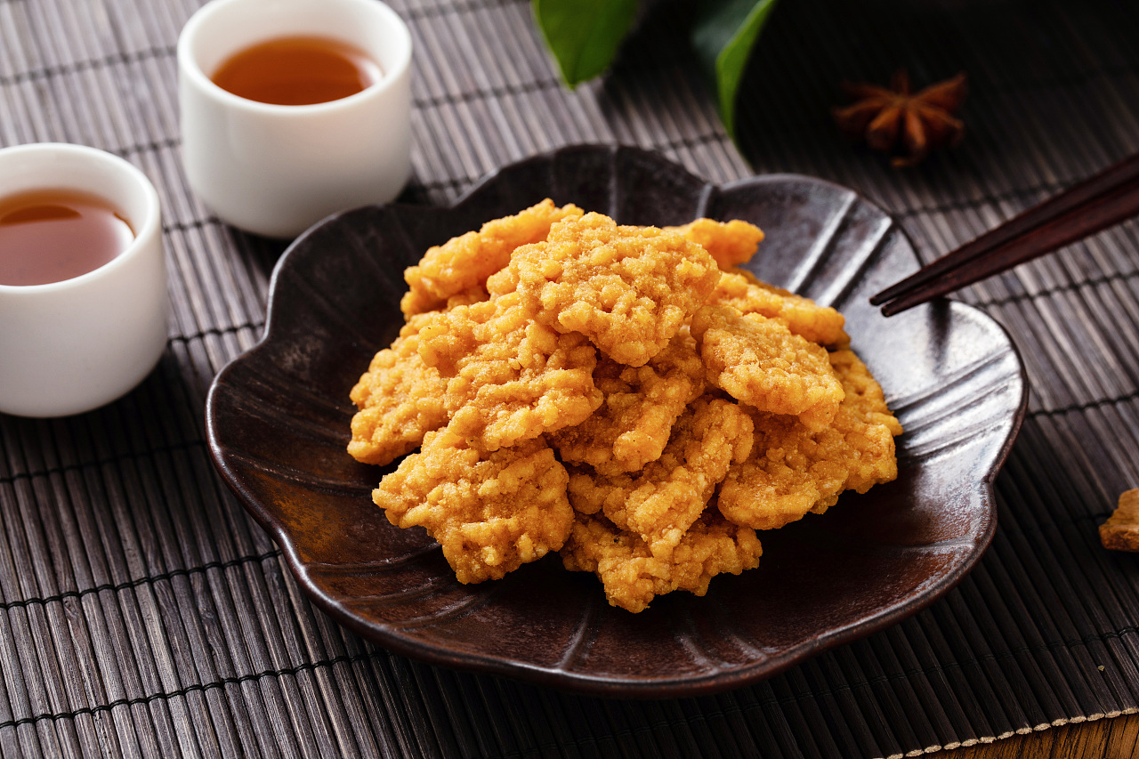 良品铺子 小米锅巴 五香味 | LPPZ Millet Crackers Five Spices 90g - HappyGo Asian Market