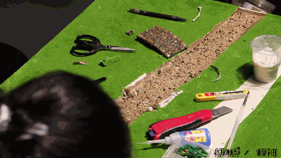 使用大一点的石头在河边和瀑布的位置堆积