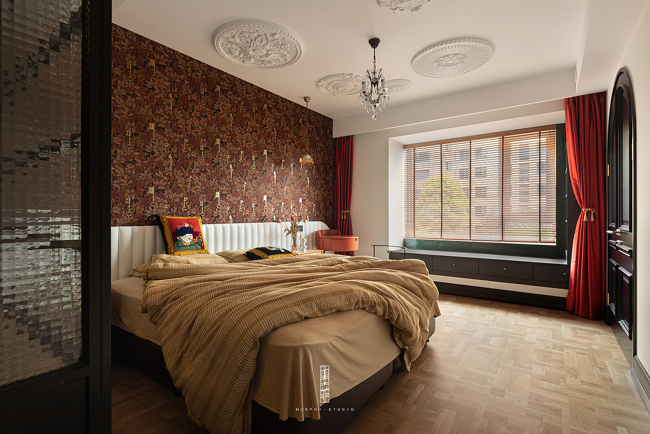 来张全景，“大珠小珠落玉盘”的天花造型，看看细节在哪里？飘窗的设计有没有唤起你们的记忆？我们哪套案子里面也是运用了相同的手法？