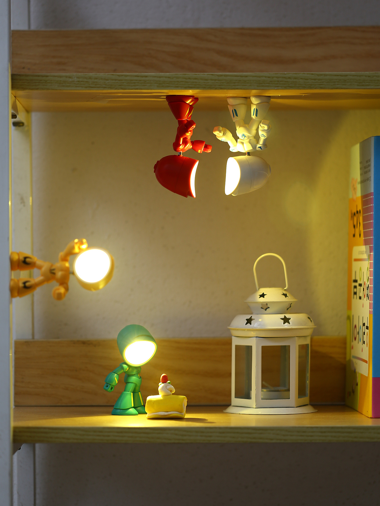 机器人玩具发光小夜灯拍摄