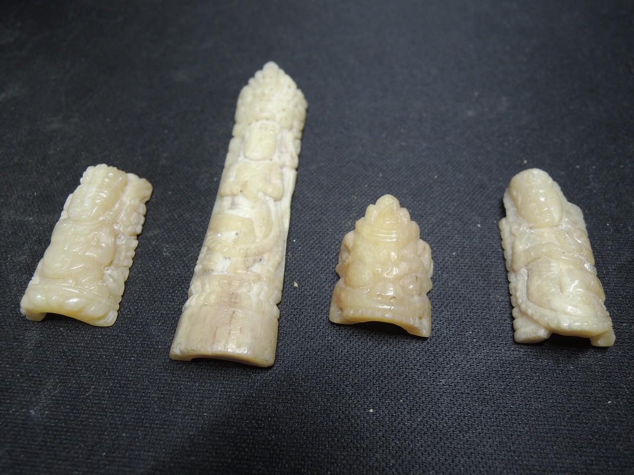 骨雕作品法衣骨