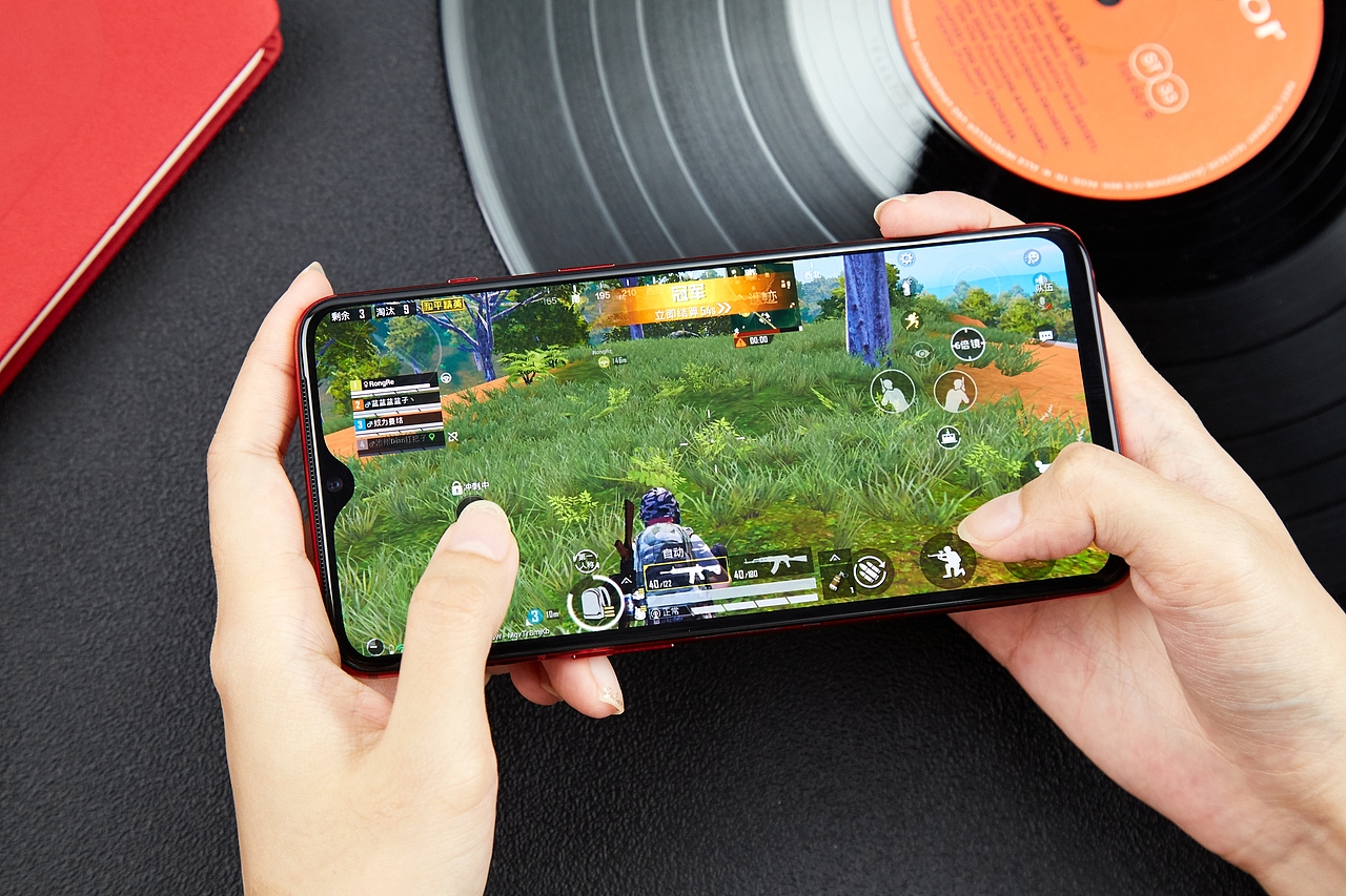 一加7 红色 手机 场景图