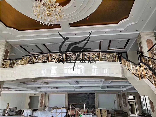 铝铜楼梯护栏 别墅K金旋转楼梯栏杆靓丽且典雅