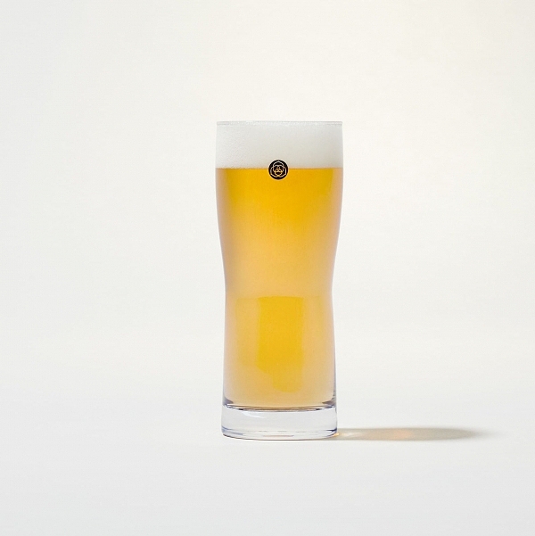 40 世代已然經歷了生命中的許多動盪,它融合了酵母與酚類的複雜香氣,雖然啤酒顏色看起來與普通啤酒並無不同,但入口後卻會驚訝它比想像中還更加順口,而如此順口的滋味原來就是人生在經過種種關卡後努力走到現今的證明。