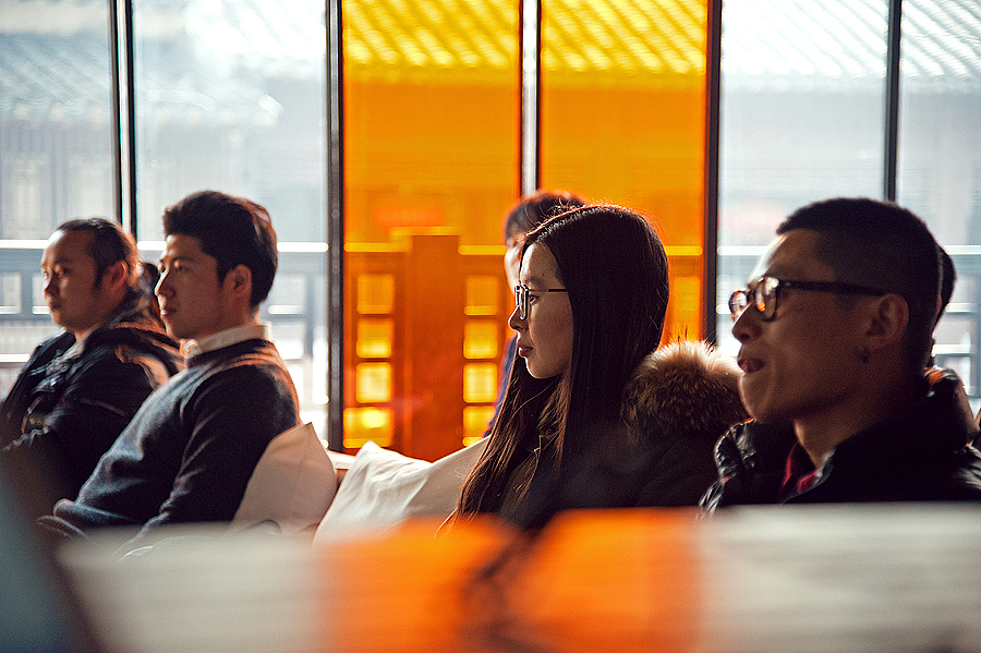 嘉宾们也早已就位，有的设计师还是第一次上台分享，难免有点紧张。