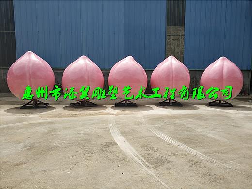 水蜜桃基地景观节点打造玻璃钢桃子雕塑游客络绎不绝