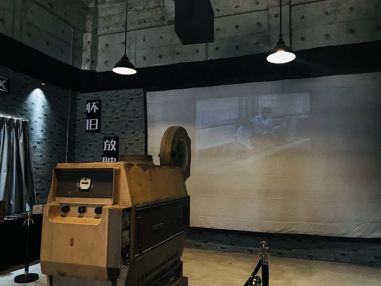 怀旧电影展内场旧电影放映机播放幕布布置