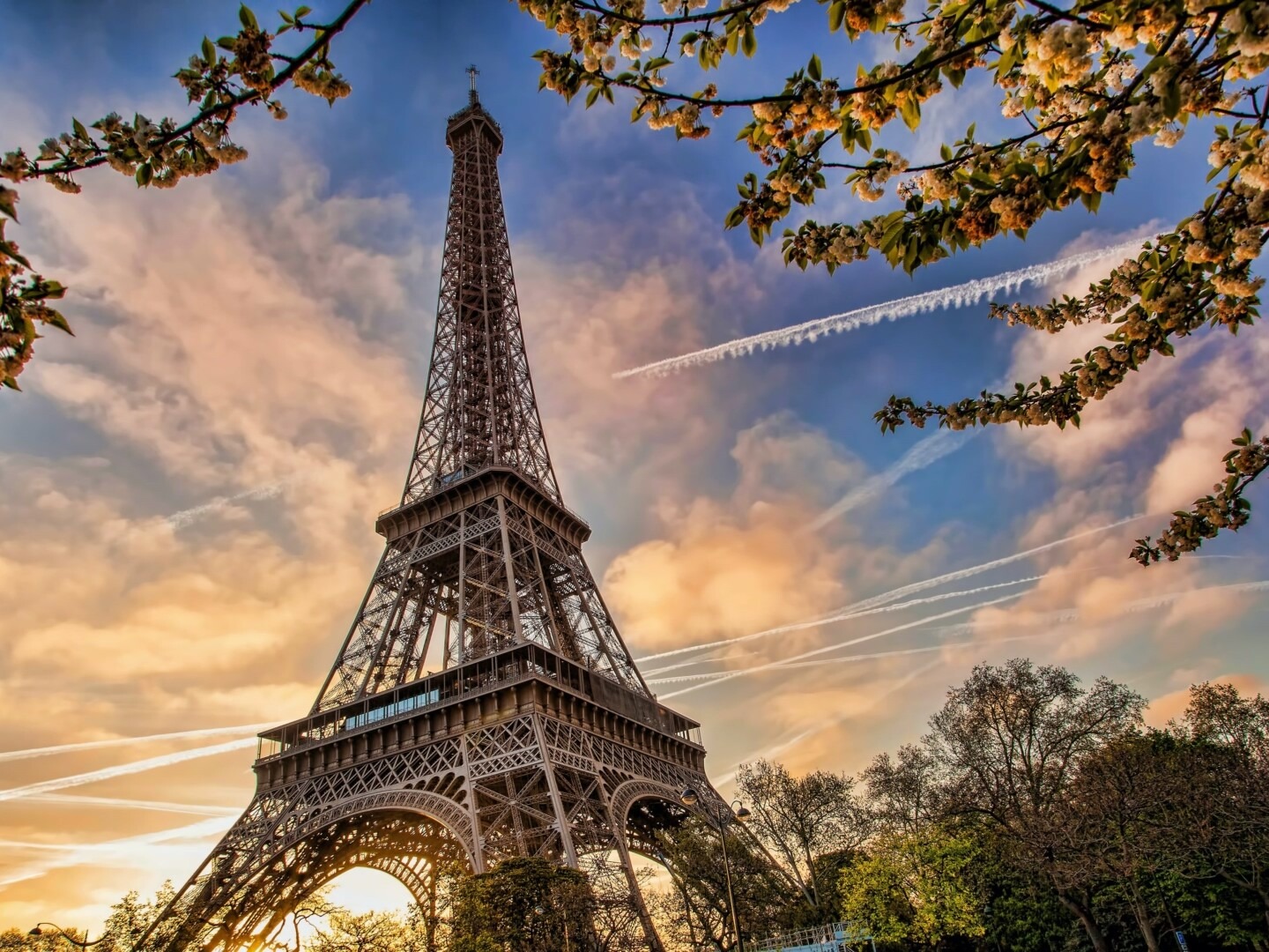 屹立的巴黎地标 埃菲尔铁塔-壁纸桌面-酷酷分享-分享图片