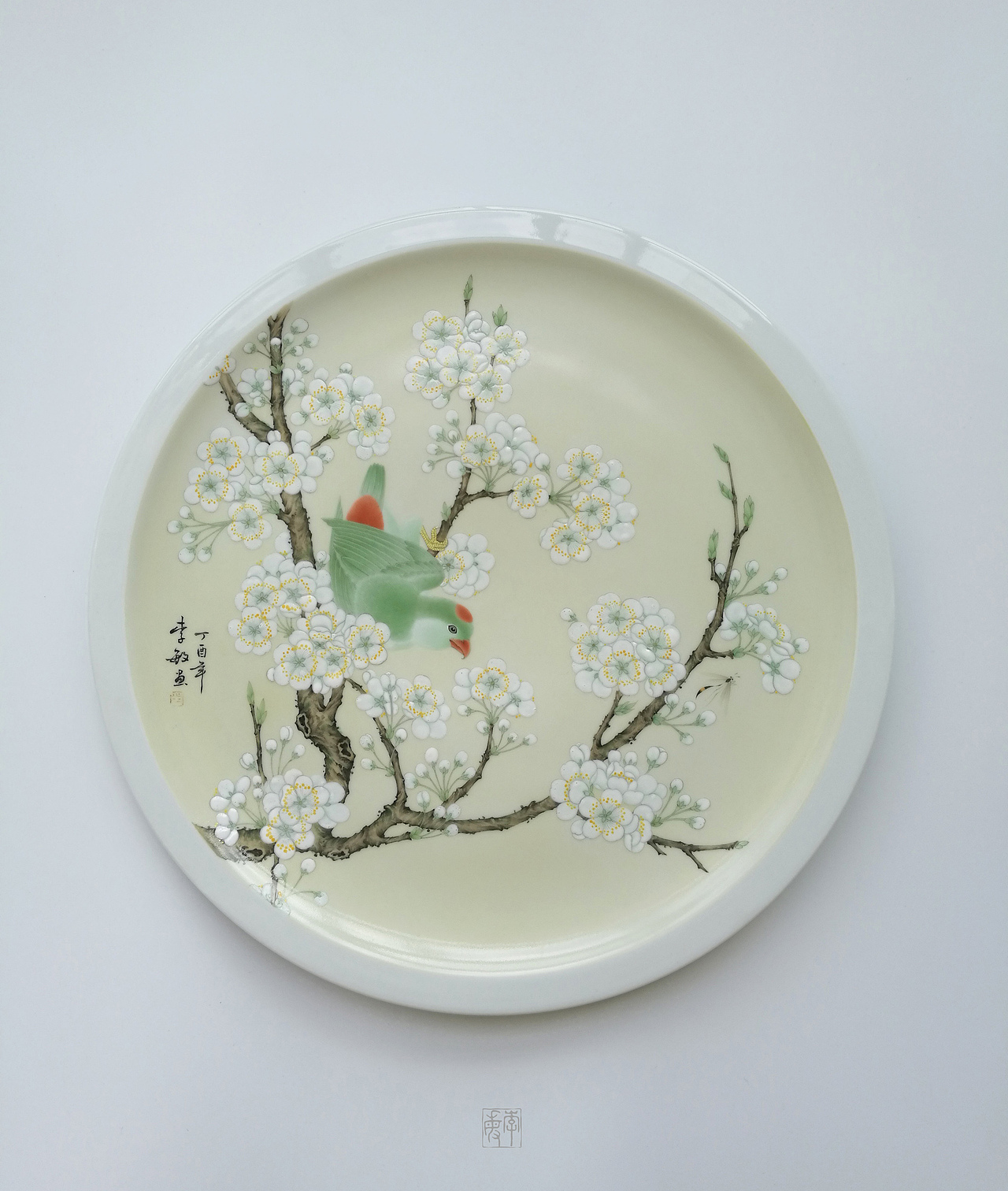 《梨花鹦鹉图》粉彩瓷盘（图ZOTA4Mjk2MzY=） - 工艺品设计 - 站酷设计师飞鸟与鱼2018原创素材 - 站酷ZCOOL
