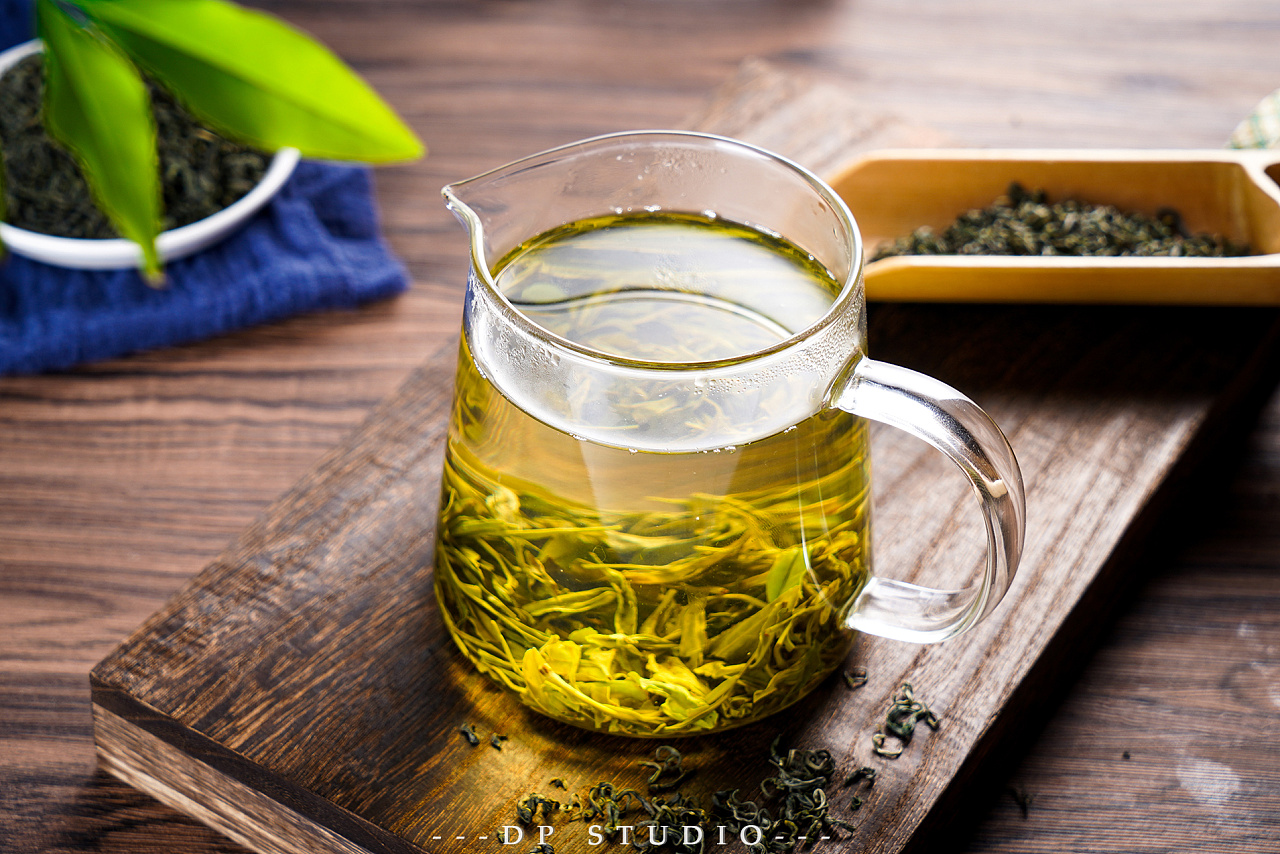 透明的茶杯里绿色的茶水自然清新高清PNG素材